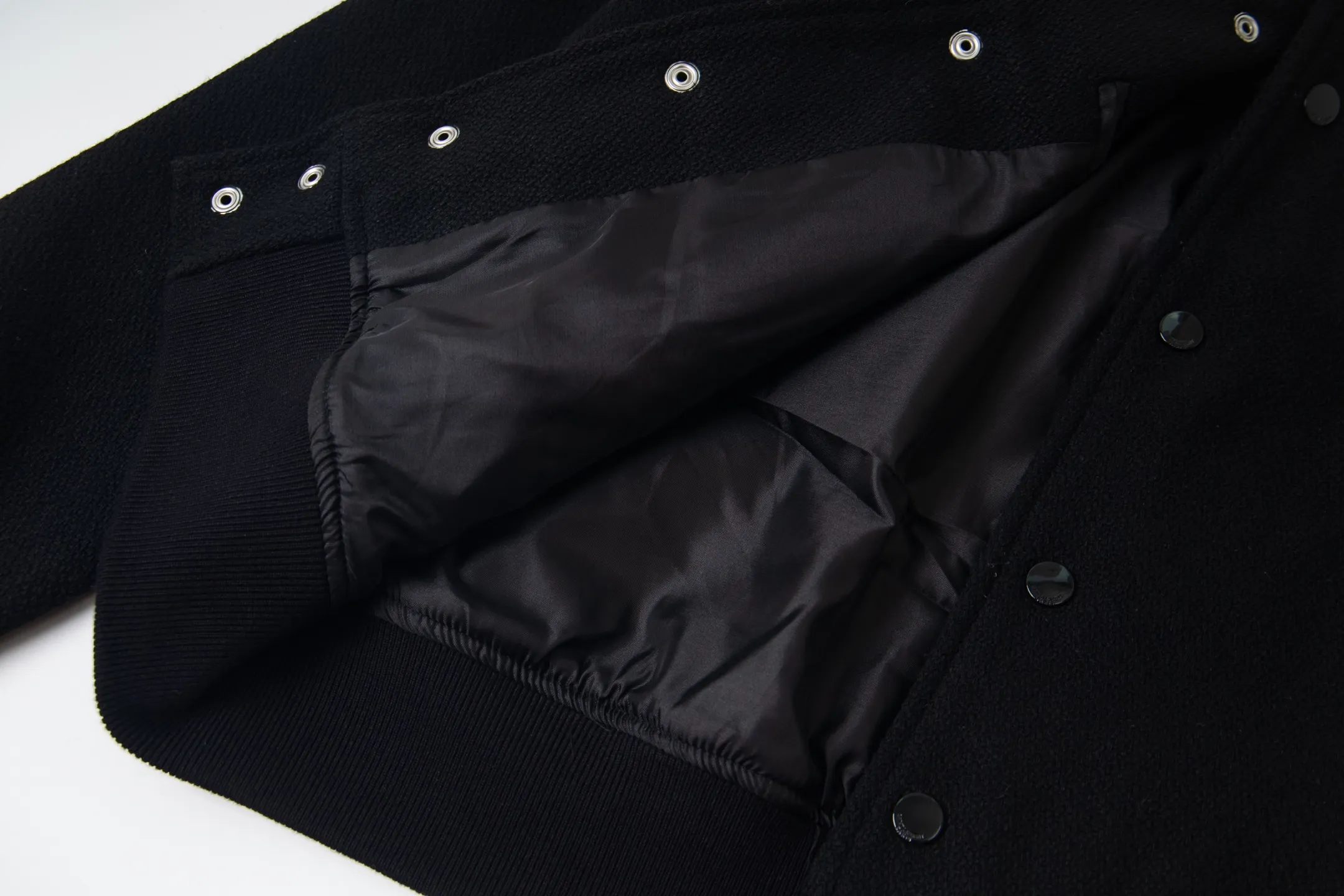 P480 Saint Laurent Paris slp classic leather patchwork black and white baseball collar jacket. Original version 1:1 to develop the highest version on the Internet. It took 2 months to customize pure wool fabric and jacquard ribbing (ordinary machines cannot achieve this jacquard effect). The version is super handsome. The patchwork position is very particular about parking technology. Whether the whole dress looks good or not depends on this position. Same style for men and women. Color: black and white spelling/white/black. Size: 46 48 50 52